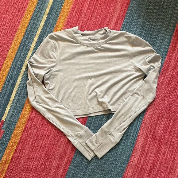 Vuori Long-Sleeve Lux Crop Tee Platinum Heather Size S - Picture 2 of 5
